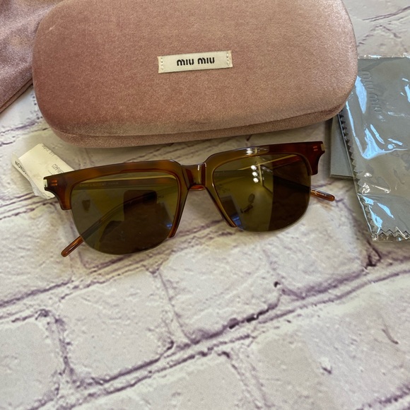 Yves St. Laurent sunglasses and Mui Mui case holder - Picture 5 of 11